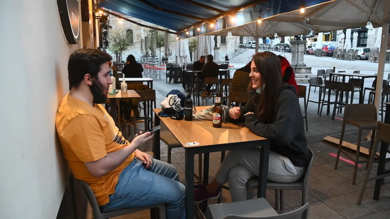 Dos personas en una terraza de Ca&ntilde;ad&iacute;o en Santander. / Hardy