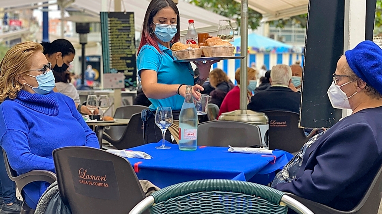 Una camarera sirve la comida en un bar de la capital c&aacute;ntabra, ayer viernes. / Hardy