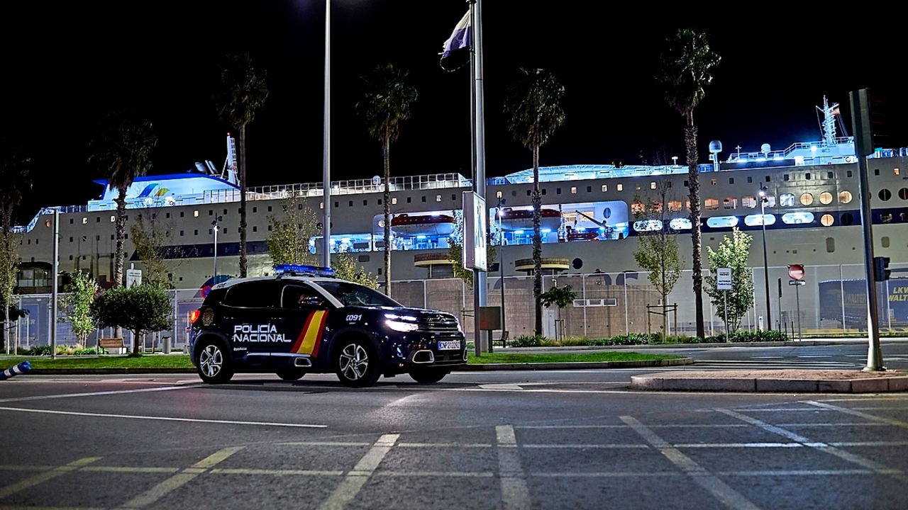 Una patrulla de la Polic&iacute;a Local vigila la capital c&aacute;ntabra durante la noche. / JUAN MANUEL SERRANO ARCE