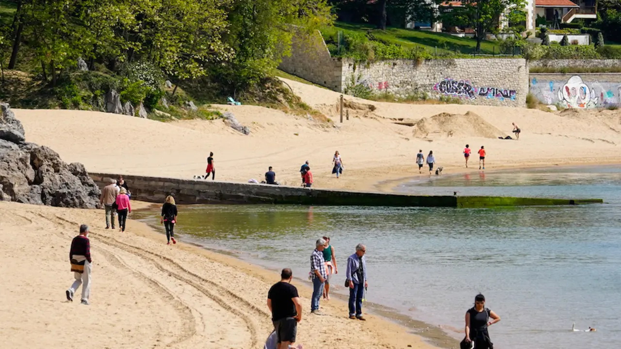 Varias personas pasean por la playa de Santander. / Hardy