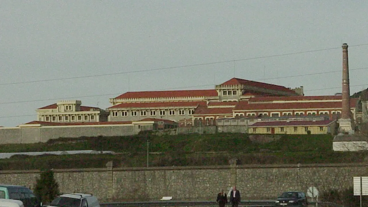 Archivo - Exterior del penal "El Dueso", situado en Santo&ntilde;a.