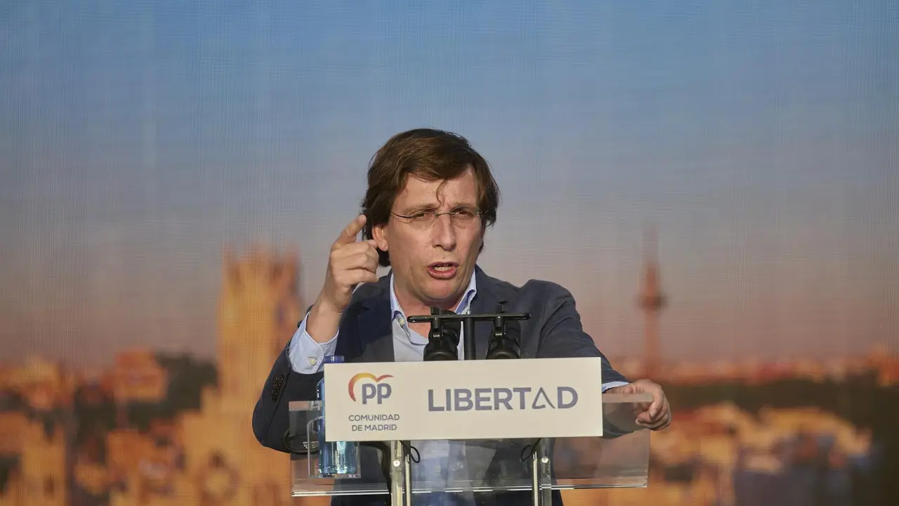 El alcalde de Madrid, Jos&eacute; Luis Mart&iacute;nez-Almeida interviene en el &uacute;ltimo acto de campa&ntilde;a del partido, en el barrio de Salamanca, a 2 de mayo de 2021, en Madrid (Espa&ntilde;a). El PP pone fin a su campa&ntilde;a electoral en el barrio de Salamanca