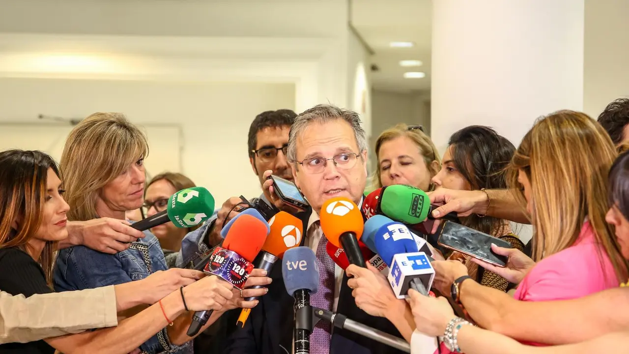 Archivo - El concejal socialista Antonio Miguel Carmona ofrece declaraciones a los medios en el Edificio de Grupos del Ayuntamiento de Madrid.