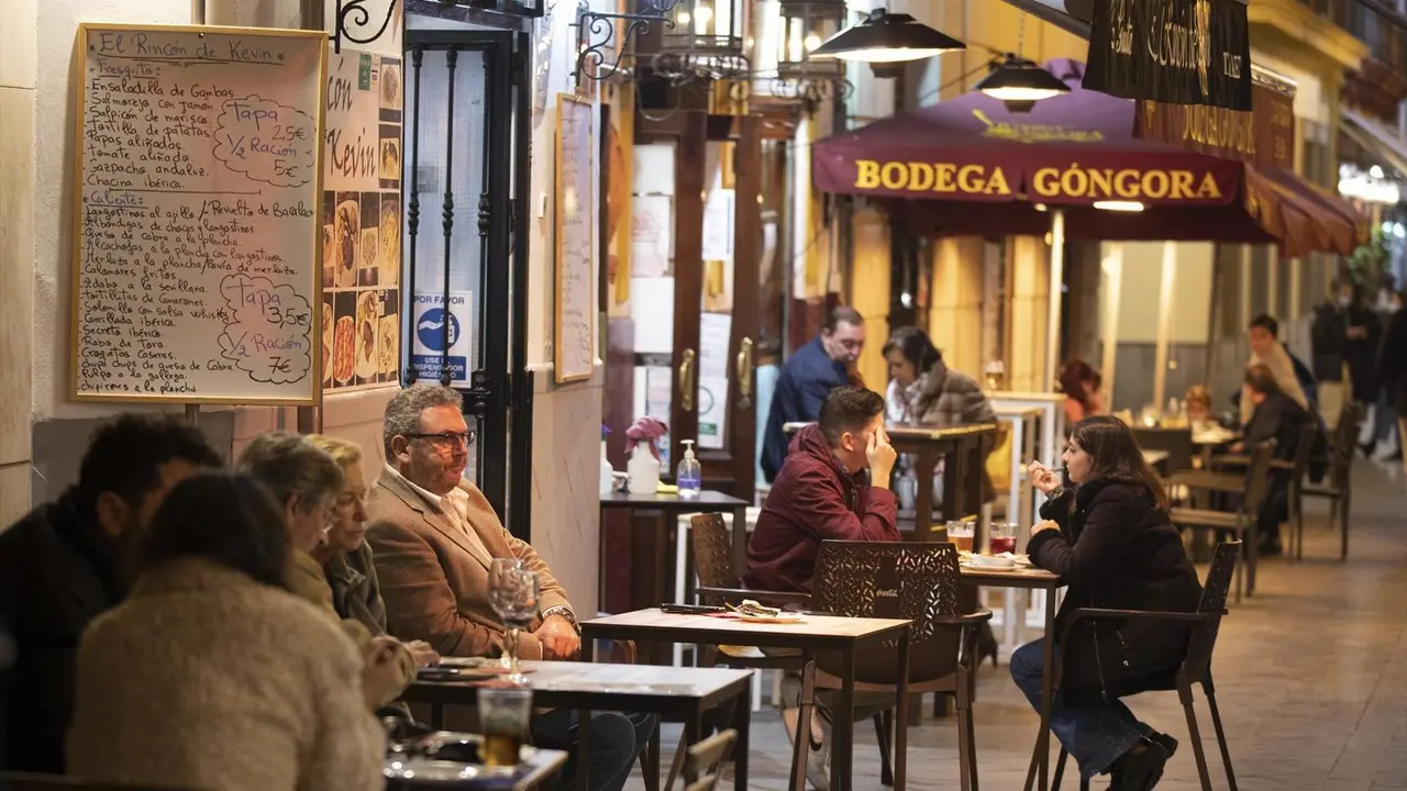 Archivo - Varias personas en la terraza de un bar, en Sevilla