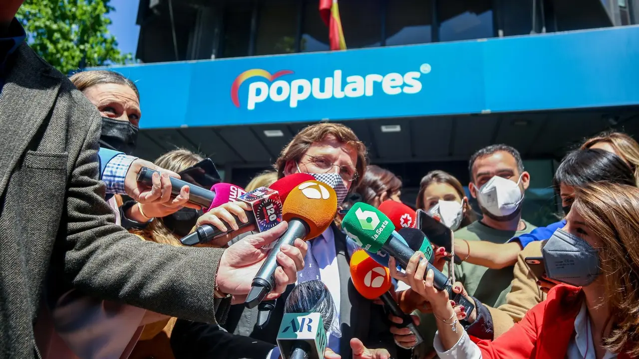 El alcalde de Madrid y portavoz nacional del PP, Jos&eacute; Luis Mart&iacute;nez-Almeida, ofrece declaraciones a los medios frente a la sede del partido en la calle G&eacute;nova, antes del Comit&eacute; Ejecutivo Nacional, a 5 de mayo de 2021, en Madrid, (Espa&ntilde;a). 