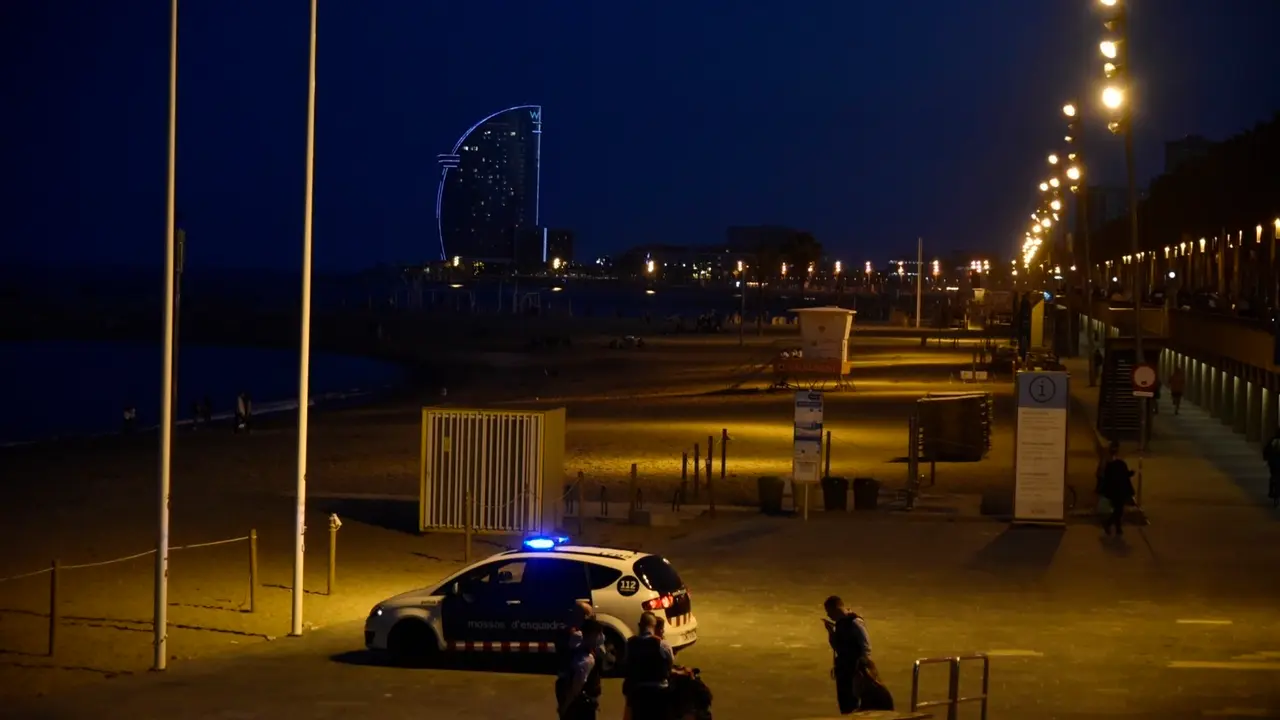 Mossos d'Esquadra en la playa de Barcelona la &uacute;ltima noche de toqueda de queda en Barcelona