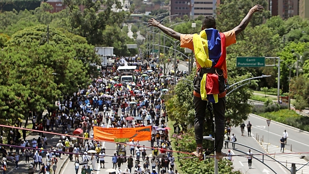 AME4796. CALI (COLOMBIA), 03/05/2021.- Manifestantes se enfrentan con miembros del Escuadr&oacute;n M&oacute;vil Antidisturbios (ESMAD) durante las protestas hoy en Cali (Colombia). Las protestas contra la pol&iacute;tica econ&oacute;mica del Gobierno colombiano continuar&aacute;n, enfocadas ahora en la oposici&oacute;n a la reforma de la salud, y con ese fin fue convocado para el pr&oacute;ximo mi&eacute;rcoles un nuevo paro nacional, anunciaron este lunes los dirigentes sindicales. EFE/ Ernesto Guzm&aacute;n Jr