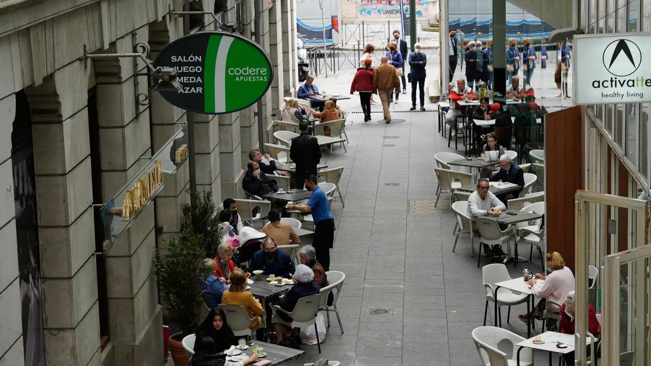 Varias personas en una terraza del centro de Santander. / HARDY
