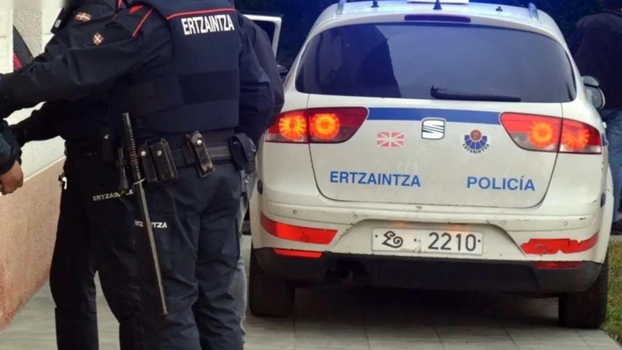 Archivo - Agentes de la Ertzaintza