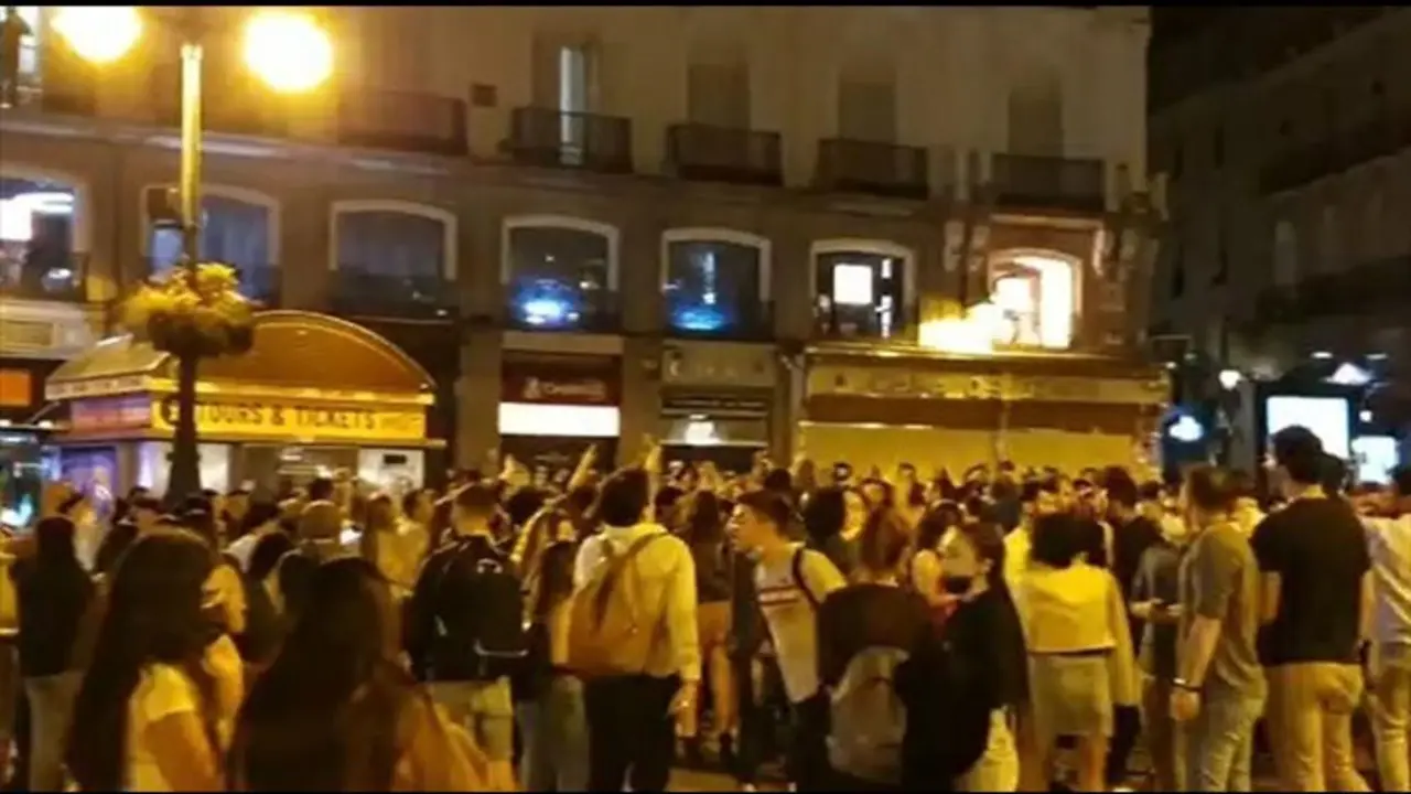 Aglomeraciones de persnas esta noche en distintos puntos de Madrid para celebrar el fin del estado de alarma - EUROPA PRESS