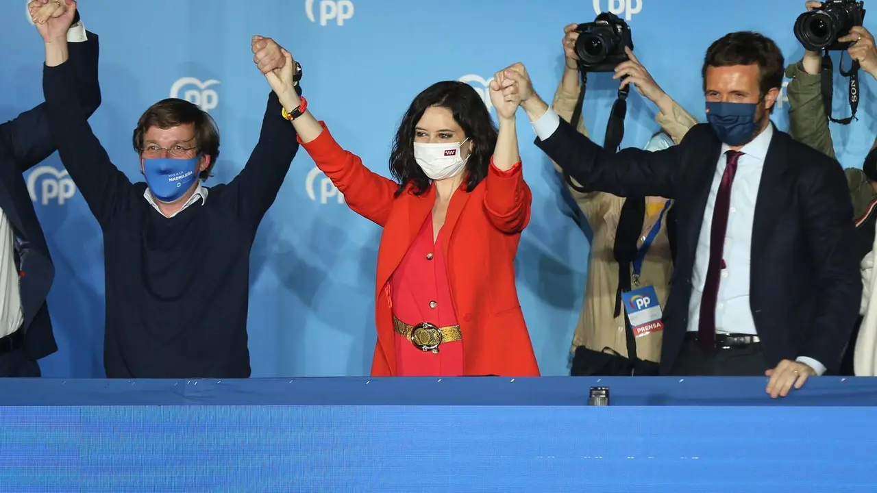 El alcalde de Madrid, Jos&eacute; Luis Mart&iacute;nez-Almeida; la presidenta de la Comunidad de Madrid, Isabel D&iacute;az Ayuso, y el presidente del PP, Pablo Casado, celebran la victoria del PP en las elecciones madrile&ntilde;as. En Madrid, a 4 de mayo e 2021.