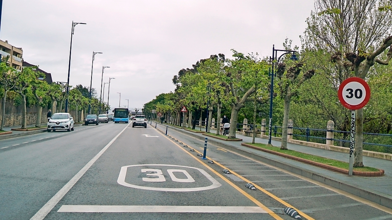 La gran mayor&iacute;a de las calles de la ciudad, al tratarse de v&iacute;as de un solo carril por sentido de circulaci&oacute;n, pasar&aacute;n a estar limitadas a 30 kil&oacute;metros por hora. / HARDY