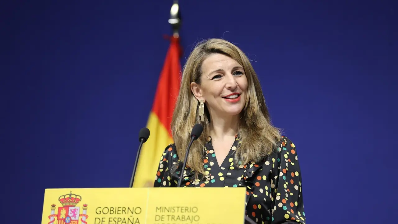 Archivo - La ministra de Trabajo, Yolanda D&iacute;az, explica en rueda de prensa el acuerdo para regularizar a los repartidores