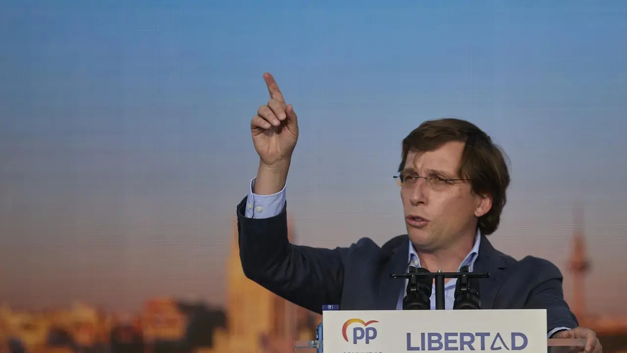 El alcalde de Madrid, Jos&eacute; Luis Mart&iacute;nez-Almeida interviene en el &uacute;ltimo acto de campa&ntilde;a del partido, en el barrio de Salamanca, a 2 de mayo de 2021, en Madrid (Espa&ntilde;a). El PP pone fin a su campa&ntilde;a electoral en el barrio de Salamanca, principal feudo de l