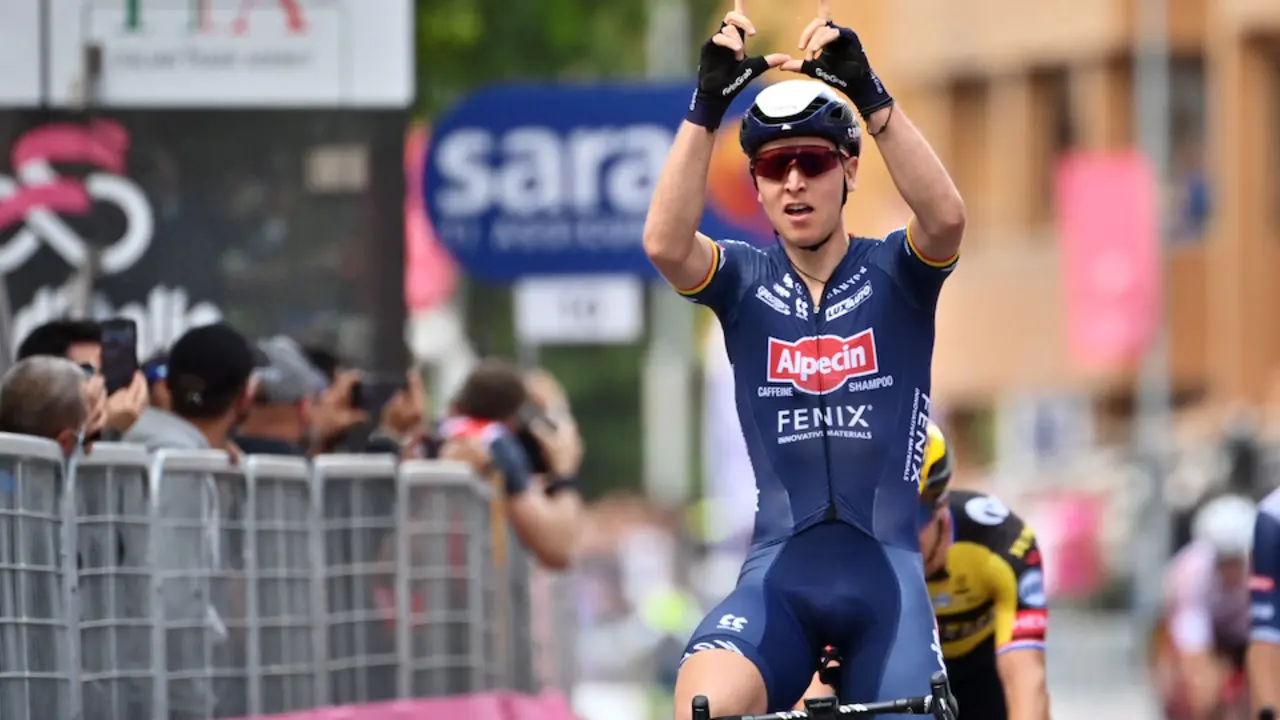09 May 2021, Italy, Novara: Belgian cyclist Tim Merlier of team Alpecin-Fenix celebrates as he crosses the finish line to win the 2nd stage of the 104th edition of the Giro d'Italia cycling race, 179 km from Stupinigi (Nichelino) to Novara. Photo: Massimo Paolone/LaPresse via ZUMA Press/dpa
Massimo Paolone / LaPresse via ZUM /  DPA
9/5/2021 ONLY FOR USE IN SPAIN
