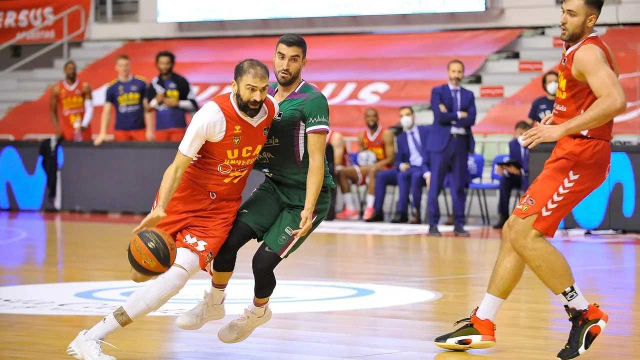Vaseliaidis intenta penetrar defendido por Jaime Fern&aacute;ndez en el UCAM Murcia-Unicaja de la Liga Endesa 2020-2021