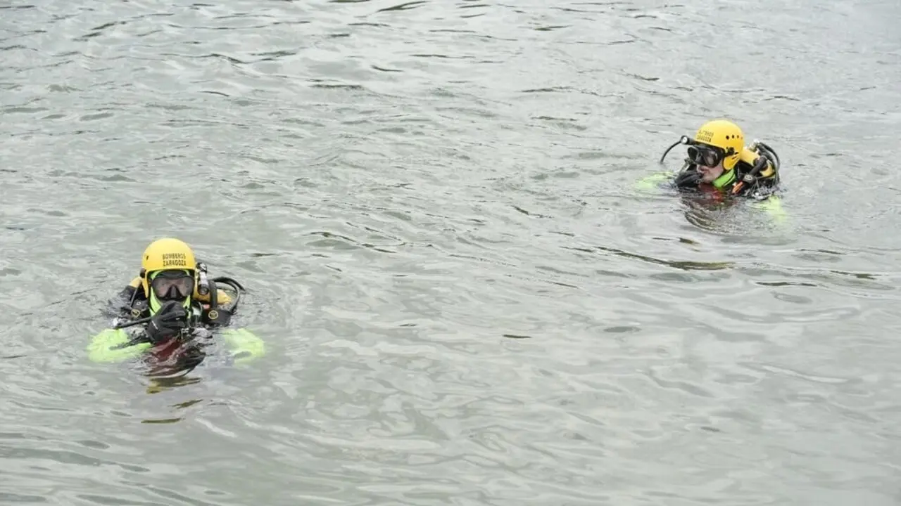 Los Bomberos suspenden el operativo de b&uacute;squeda subac&uacute;atico del ni&ntilde;o desaparecido en el Ebro.