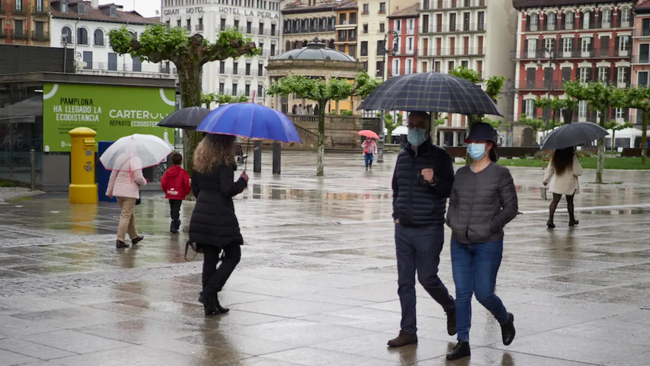 Varias personas caminan por la ciudad de Pamplona, en el primer d&iacute;a sin el estado de alarma, a 9 de mayo de 2021, en Pamplona, Navarra (Espa&ntilde;a). El estado de alarma que el Gobierno decret&oacute; por segunda vez hace seis meses acab&oacute; a las 00.00 horas de este domingo 9 de mayo. En Navarra esto ha dado lugar al levantamiento del cierre perimetral, pero no al del toque de queda, que se mantiene entre las 23.00 y las 06.00 horas. Adem&aacute;s, se permite ampliar a las 22 horas el horario de las terrazas en hosteler&iacute;a.
09 MAYO 2021;ESTADO DE ALARMA;PAMPLONA;NAVARRA
Eduardo Sanz / Europa Press
9/5/2021