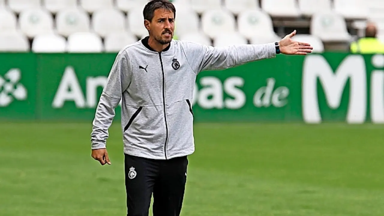 Aritz Solabarrieta no acert&oacute; a mejorar a su equipo con los cambios. / Hardy