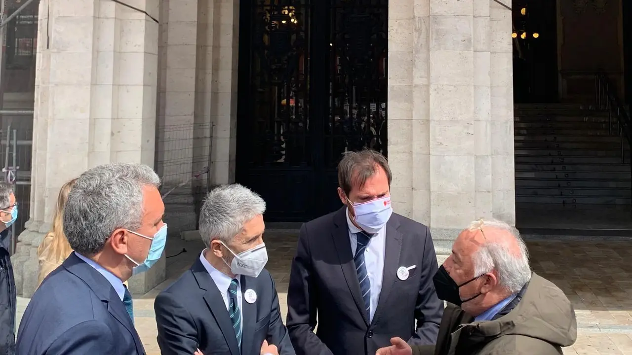 El ministro del Interior, Fernando Grande-Marlaska, conversa con el director general de Tr&aacute;fico, Pere Navarro, en presencia del alcalde de Valladolid y el delegado del Gobierno en Castilla y Le&oacute;n.