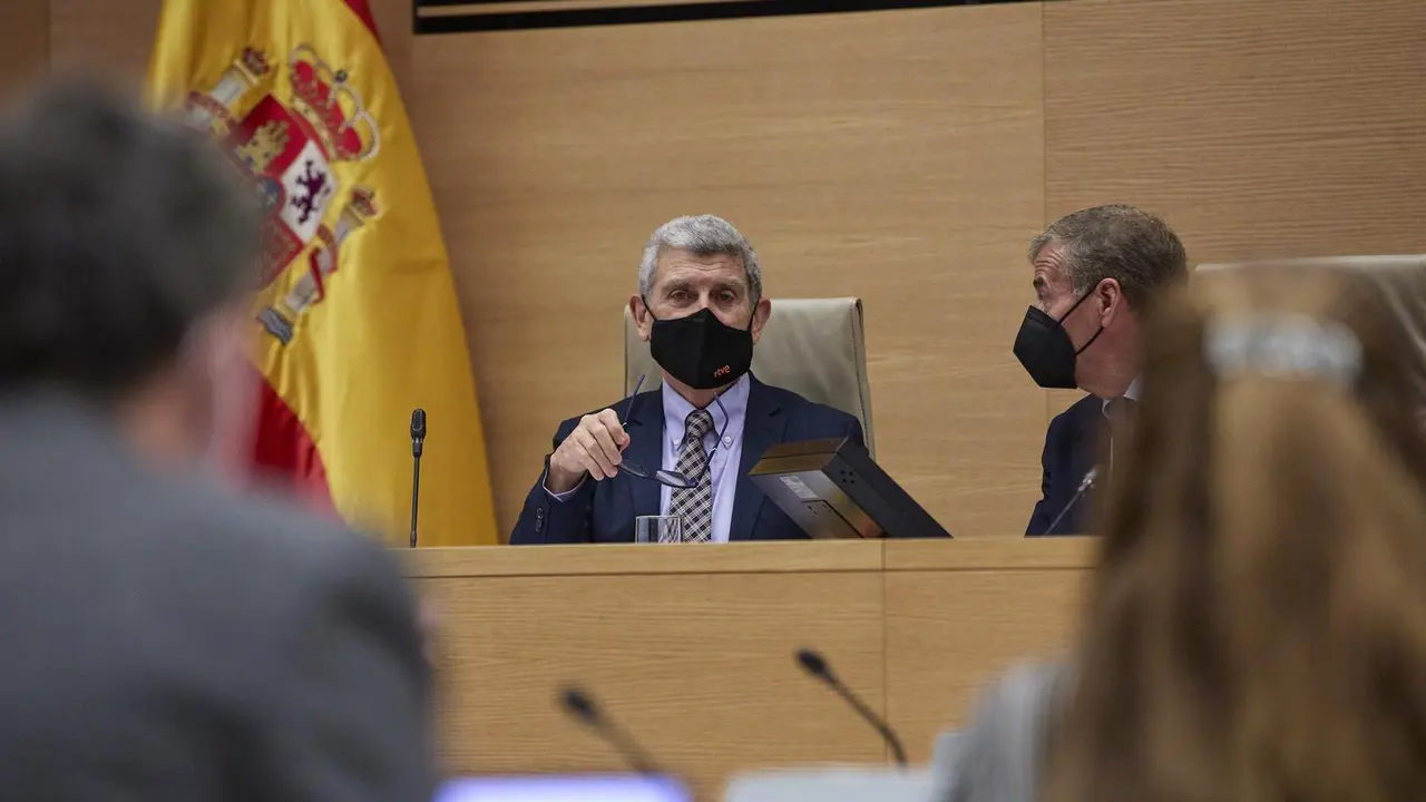 El presidente de la Corporaci&oacute;n RTVE, Jos&eacute; Manuel P&eacute;rez Tornero (i), conversa en una Comisi&oacute;n Mixta de Control Parlamentario de la Corporaci&oacute;n RTVE y sus Sociedades,  a 29 de abril de 2021, en la Sala Prim del Congreso de los Diputados, Madrid, (Espa&ntilde;a). 