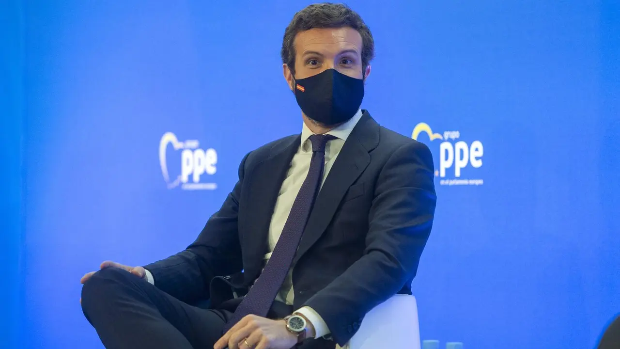 El presidente del PP, Pablo Casado, mira a la c&aacute;mara durante la clausura el acto 'Europa: retos de la nueva era', a 10 de mayo de 2021, en Madrid, (Espa&ntilde;a). Organizado por el Partido Popular Europeo, el encuentro conmemora el D&iacute;a de Europa.