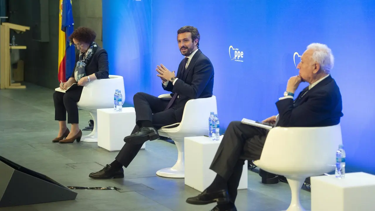 (I-D) La exministra de Asuntos Exteriores, Ana Palacio; el presidente del PP, Pablo Casado; y el exministro de Asuntos Exteriores Jos&eacute; Manuel Garc&iacute;a-Margallo; durante la clausura el acto 'Europa: retos de la nueva era', a 10 de mayo de 2021.