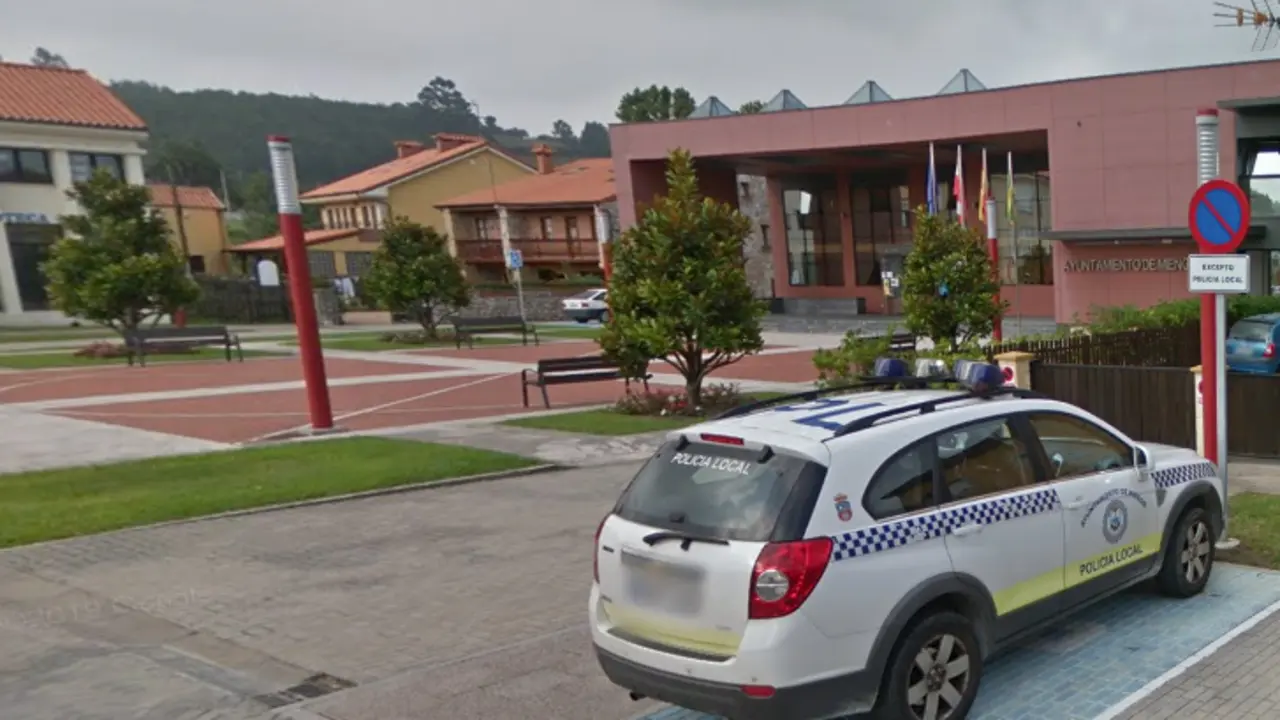 Un coche de polic&iacute;a local frente al Ayuntamiento de Miengo. / ALERTA