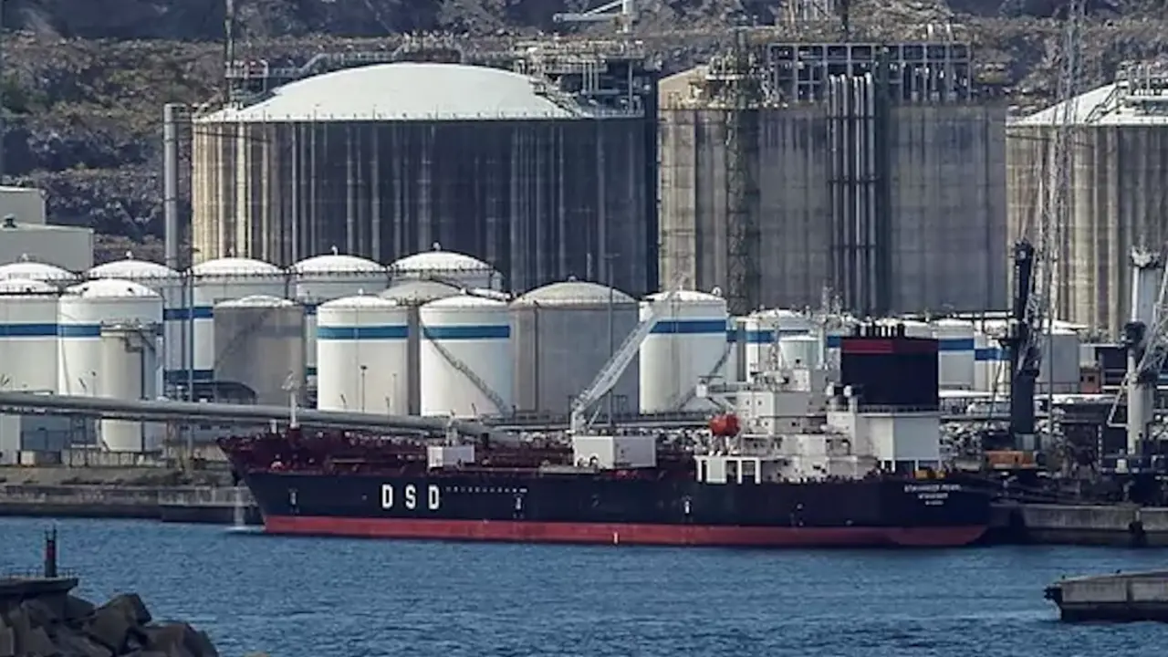 El carguero noruebo Stavanger Pearl permanece en uno de los diques del Superpuerto de Bilbao en el Abra.Miguel To&ntilde;a / EFE