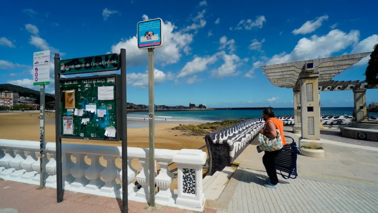 Vista de la playa en la localidad de Castro Urdiales en Cantabria. / TONO REGUERA