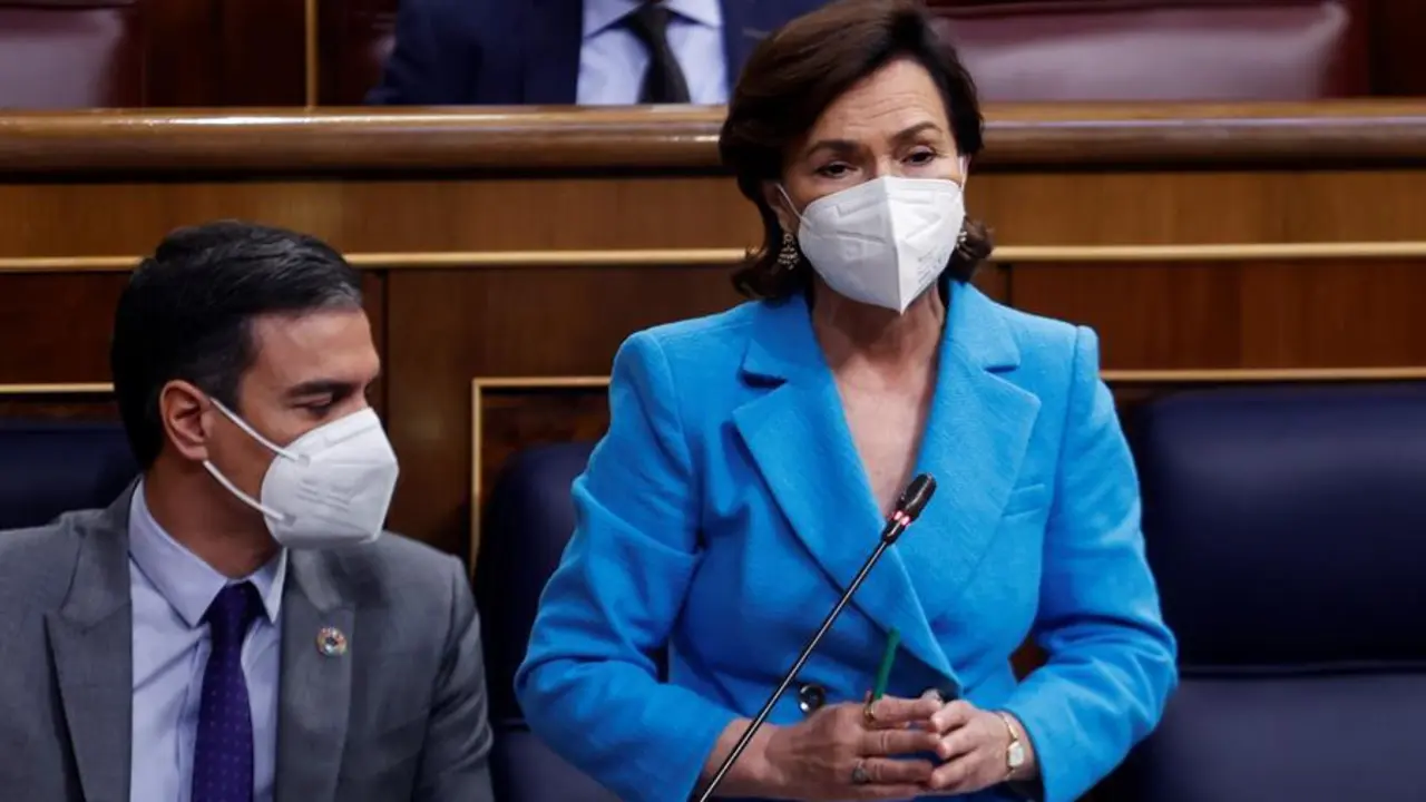 La vicepresidenta primera del Gobierno, Carmen Calvo, responde a una de las preguntas de la oposici&oacute;n en presencia del presidente, Pedro S&aacute;nchez. EFE/Chema Moya