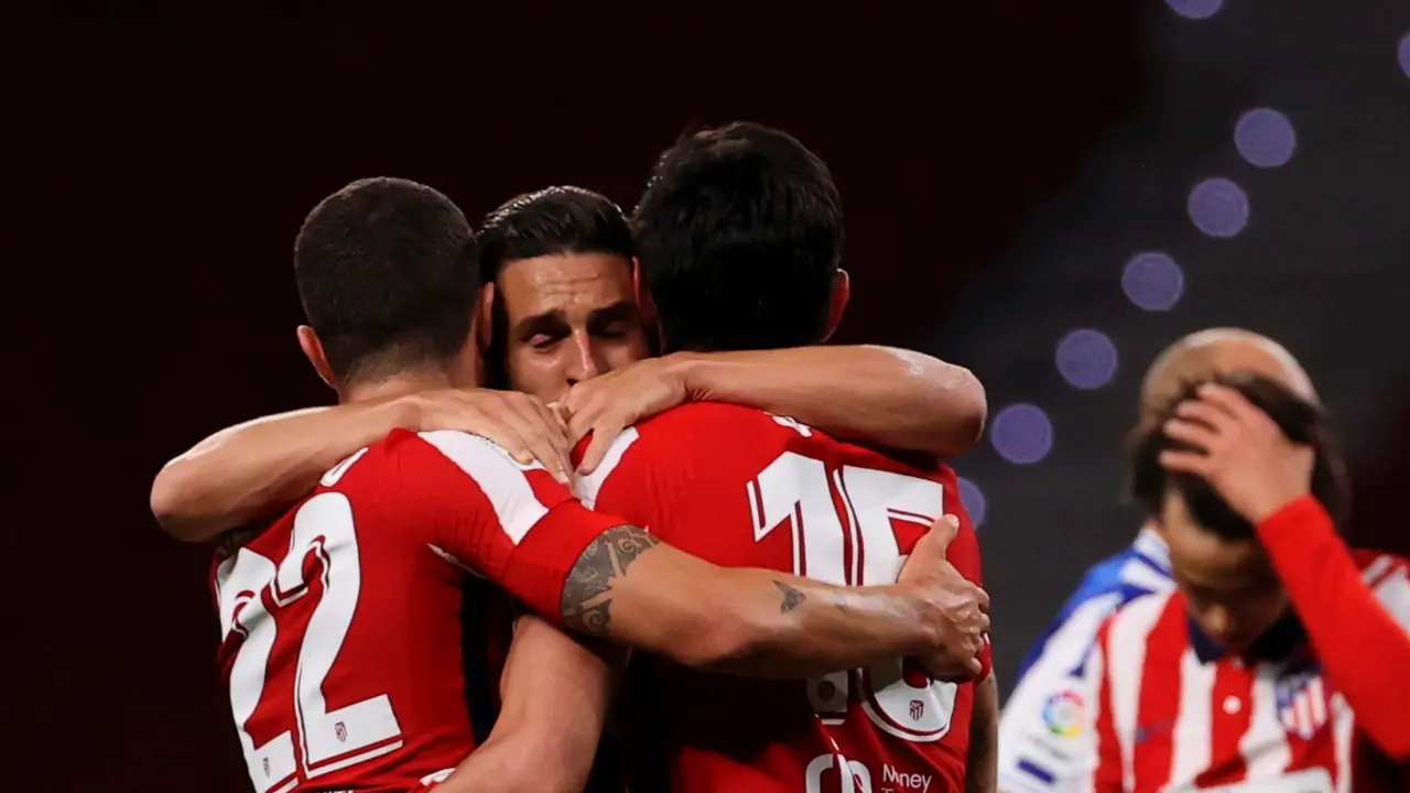 Los jugadores del Atl&eacute;tico de Madrid celebran la victoria ante la Real Sociedad, durante el partido de Liga en Primera Divisi&oacute;n disputado este mi&eacute;rcoles en el estadio Wanda Metropolitano, en Madrid. EFE/Juanjo Mart&iacute;n