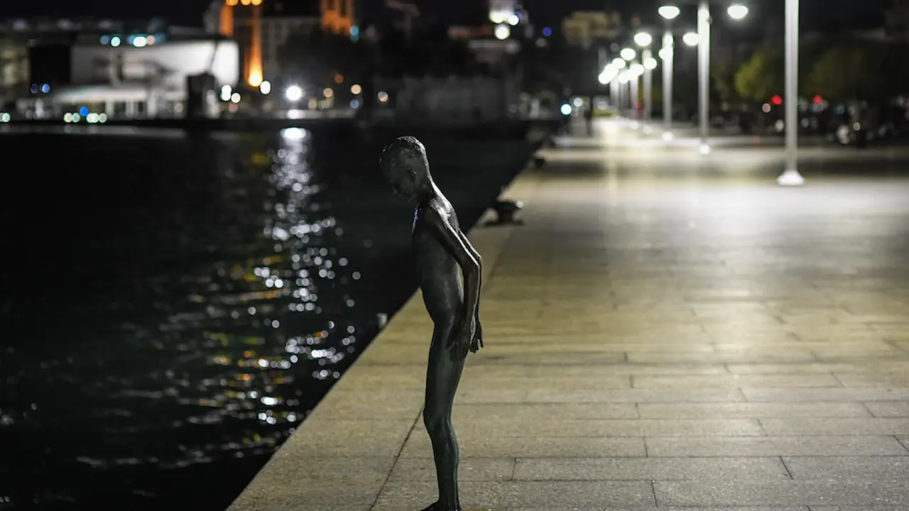 La estatua de 'Los Raqueros' en el Paseo Pereda de Santander durante el pasado toque de queda. / HARDY
