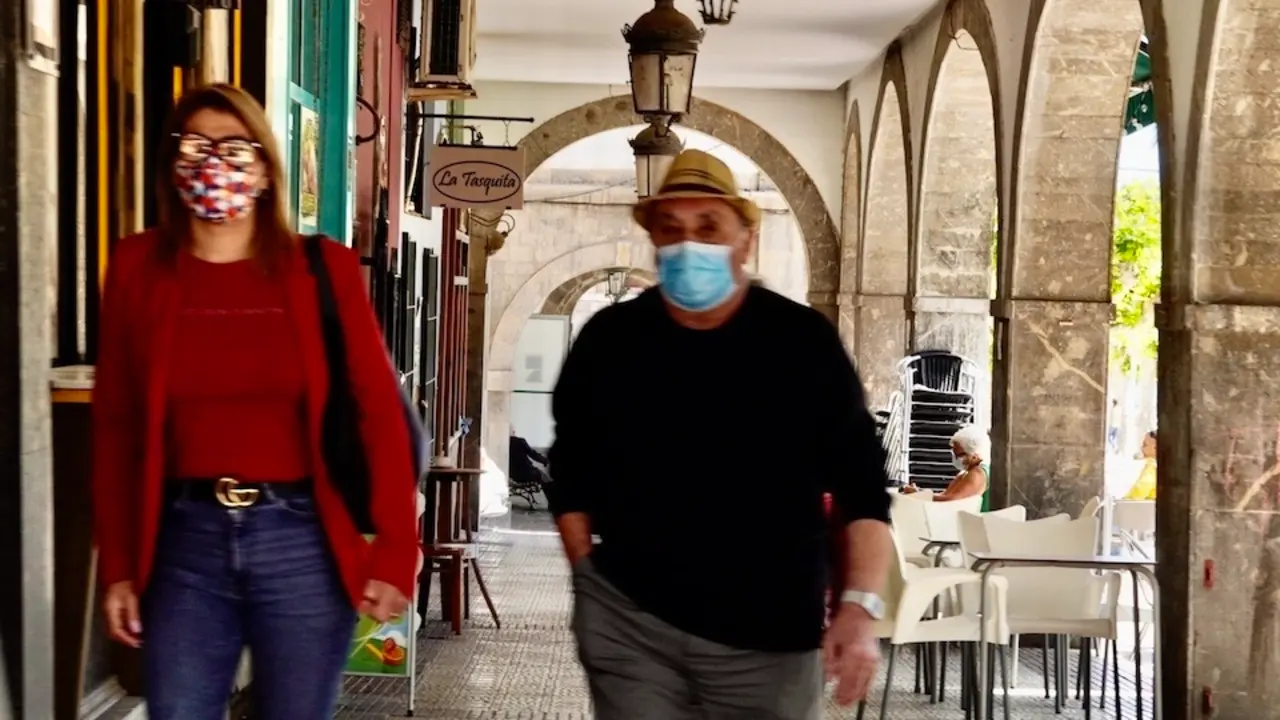 Varias personas caminan por una calle del centro de Castro Urdiales. / Reguera