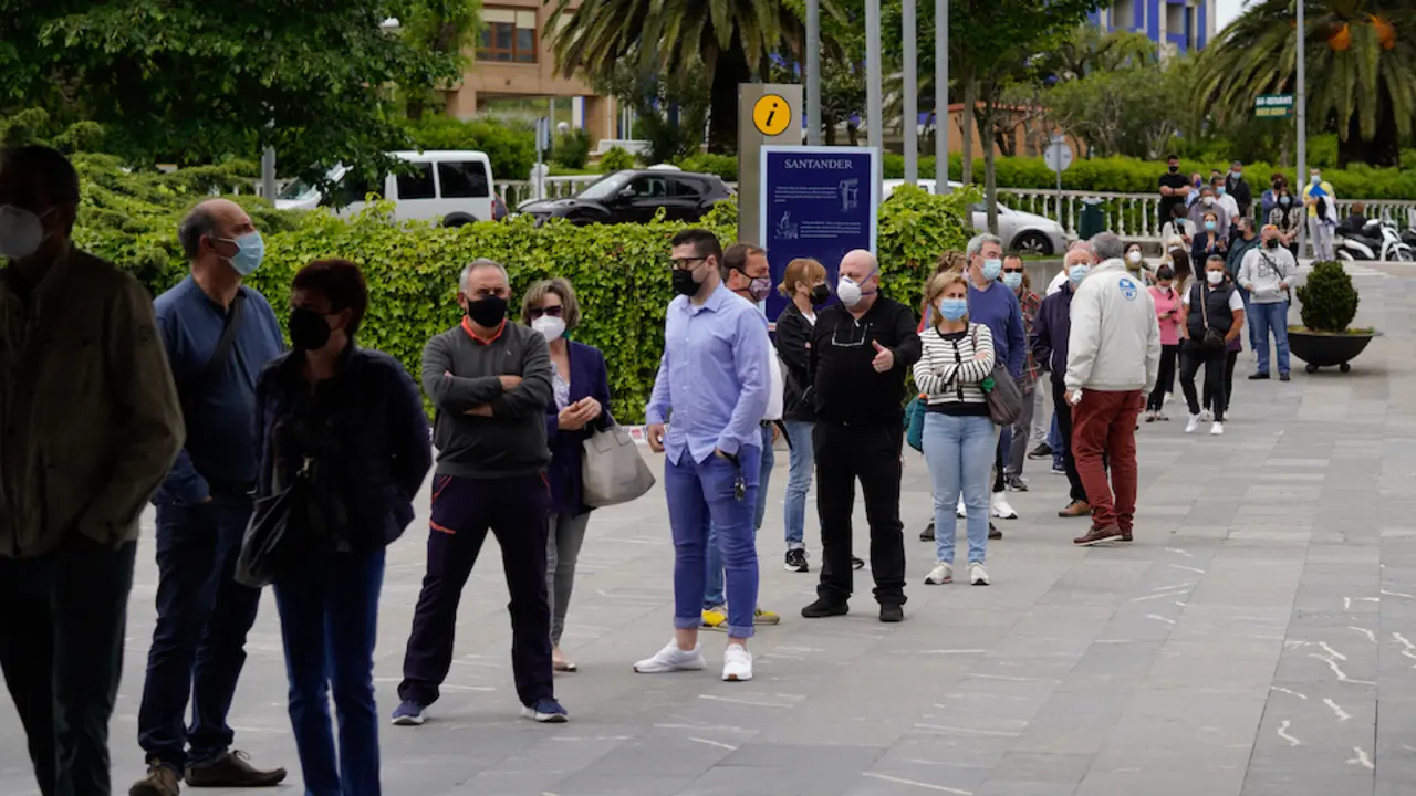 Varias personas esperan en la entrada del Palacio de Exposiciones a que le administren la vacuna contra el coronavirus. / Hardy
