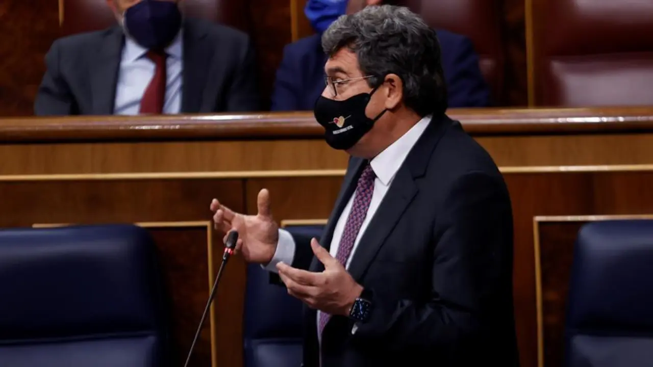 El ministro de Inclusi&oacute;n, Seguridad Social y Migraciones, Jos&eacute; Luis Escriv&aacute;, durante su intervenci&oacute;n en la sesi&oacute;n de control al Ejecutivo de este mi&eacute;rcoles en el Congreso, la primera tras el fin del estado de alarma. EFE/ Chema Moya