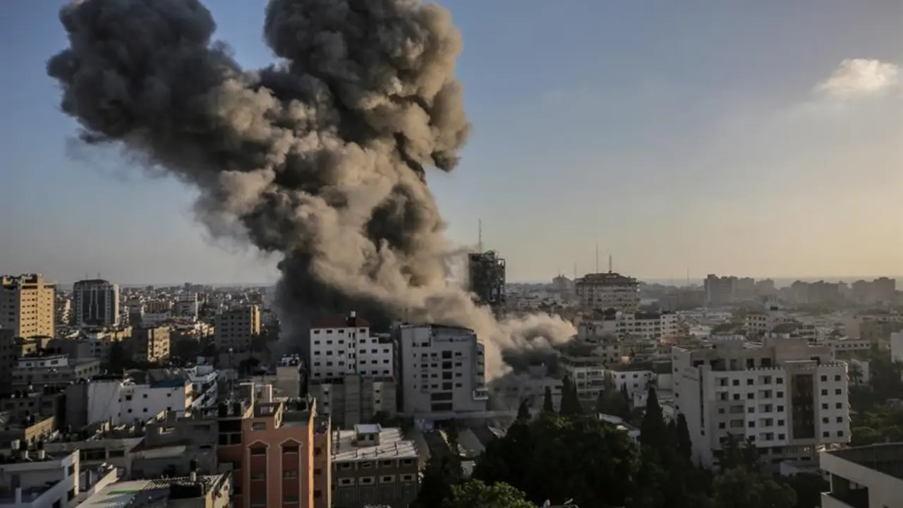 Vista de humo despu&eacute;s de un ataque israel&iacute; a la torre Al-Shorouq en la ciudad de Gaza. En respuesta a d&iacute;as de enfrentamientos violentos entre las fuerzas de seguridad israel&iacute;es y los palestinos en Jerusal&eacute;n, varias facciones de militantes palestinos en Gaza lanzaron ataques con cohetes desde el 10 de mayo que mataron al menos seis israel&iacute;es hasta la fecha. EFE/EPA/MOHAMMED SABER