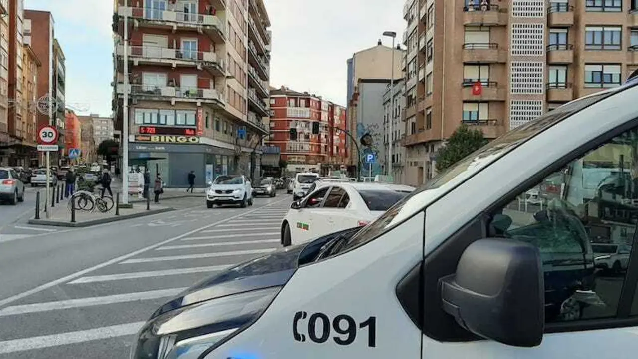 Un coche de la polic&iacute;a nacional en la calle de la entrada de Torrelavega. / S. D&Iacute;AZ
