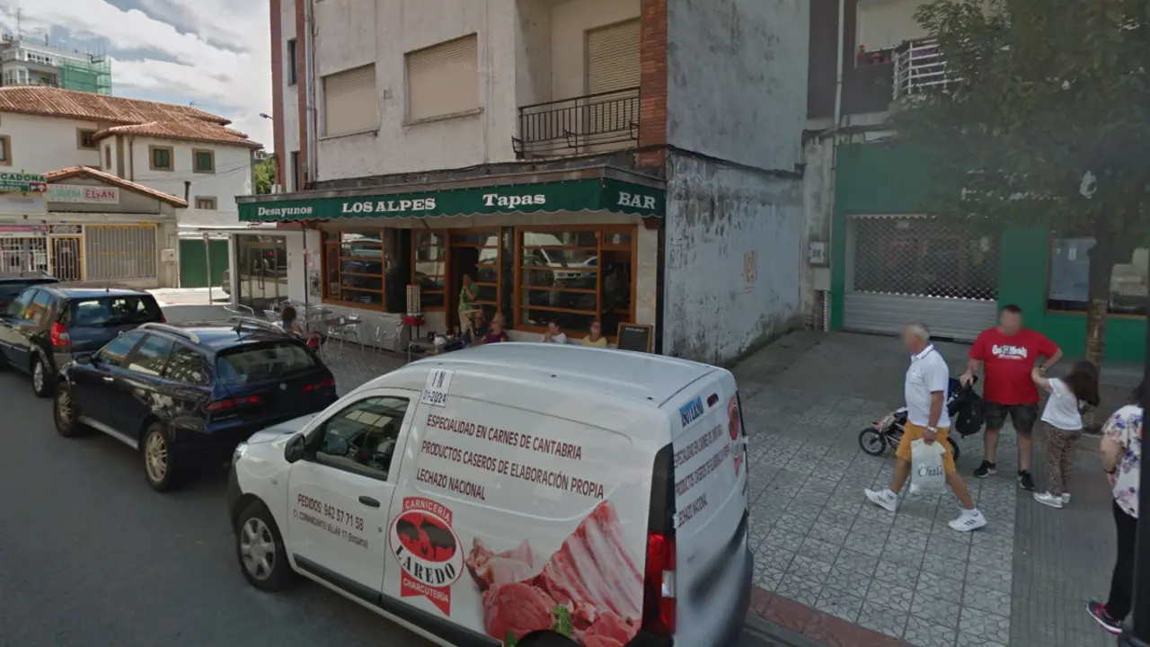 Varias personas en la localidad de Colindres. / ALERTA