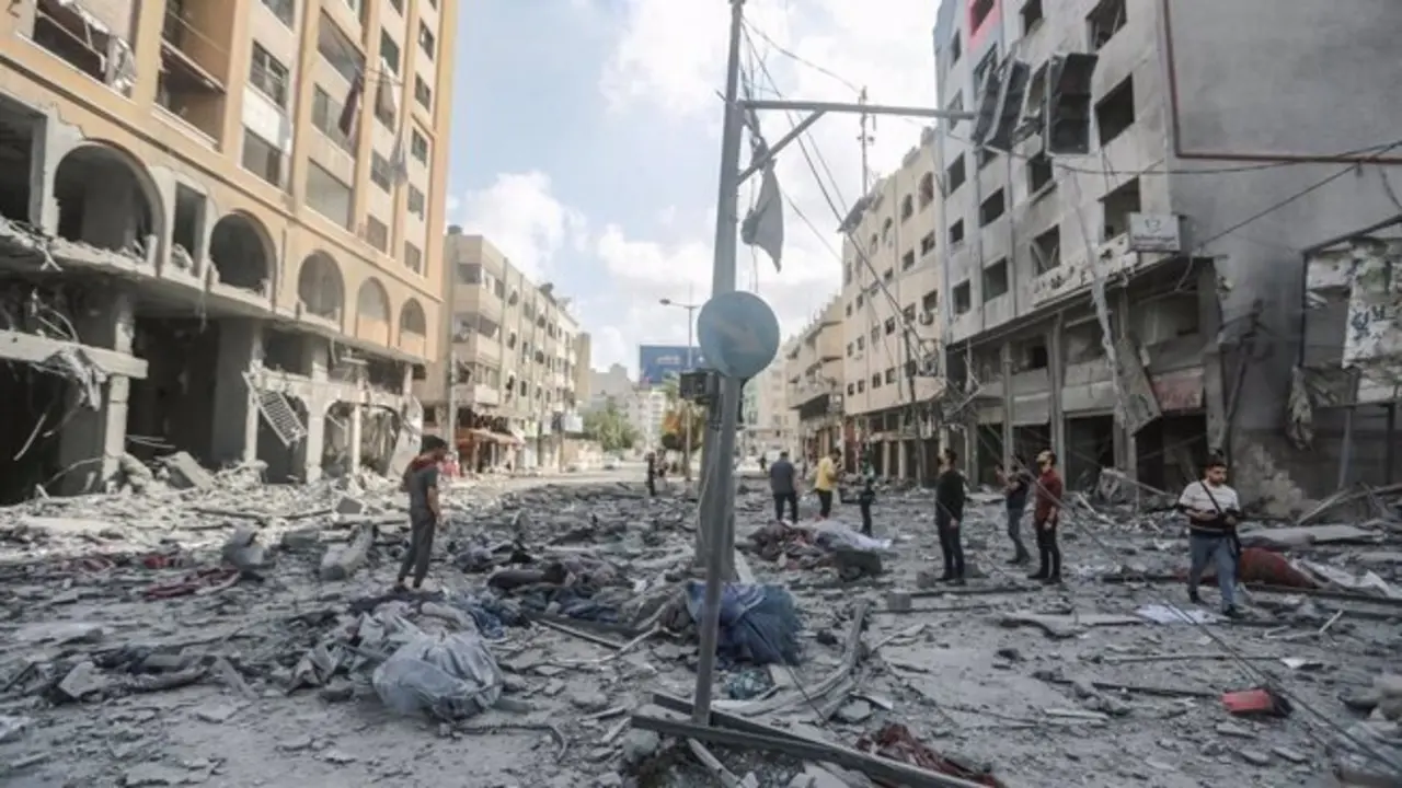 Da&ntilde;os materiales en Ciudad de Gaza tras un bombardeo de Israel en la Franja - Mohammed Talatene/dpa