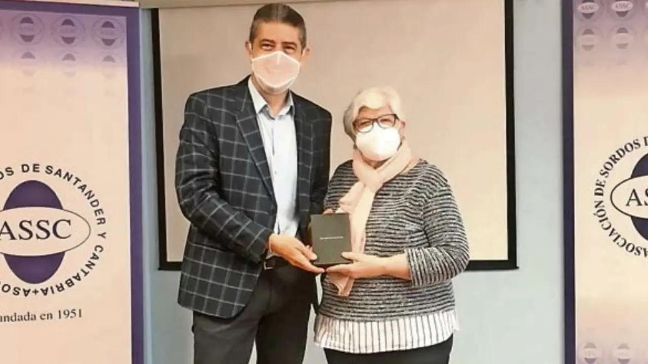 Paco Sierra recibi&oacute; ayer la distinci&oacute;n por parte de la Asociaci&oacute;n de Sordos de Santander y Cantabria. / ALERTA