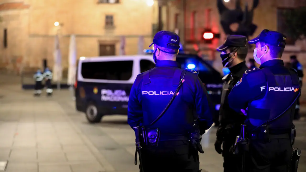 Tres polic&iacute;as nacionales trabajan en Salamanca, la noche en la que la ciudad ha vivido su primer toque de queda dictado por la Junta de Castilla y Le&oacute;n para toda la regi&oacute;n, en Salamanca, Castilla y Le&oacute;n (Espa&ntilde;a) a 24 de octubre de 2020. Estas medidas, que se extender&aacute;n durante al menos dos semanas, limitan parcial y temporalmente --entre las 22.00 y las 06.00 horas durante los pr&oacute;ximos 14 d&iacute;as-- la libertad de circulaci&oacute;n de las personas en la Comunidad.
SALAMANCA;AUTORIDADES;POLIC&Iacute;A LOCAL;POLIC&Iacute;A NACIONAL;GUARDIA CIVIL;RESTRICCIONES;CASTILLA Y LE&Oacute;N;TRABAJO;EMPLEO;NOCHE;CONSUMO;PANDEMIA;EPIDEMIA;RESTRICCIONES;LIMITACIONES;
Manuel &Aacute;ngel Laya / Europa Press
  (Foto de ARCHIVO)
24/10/2020