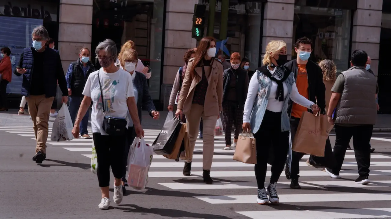 Varias personas con mascarilla cruzan una calle del centro de Santander. / Hardy