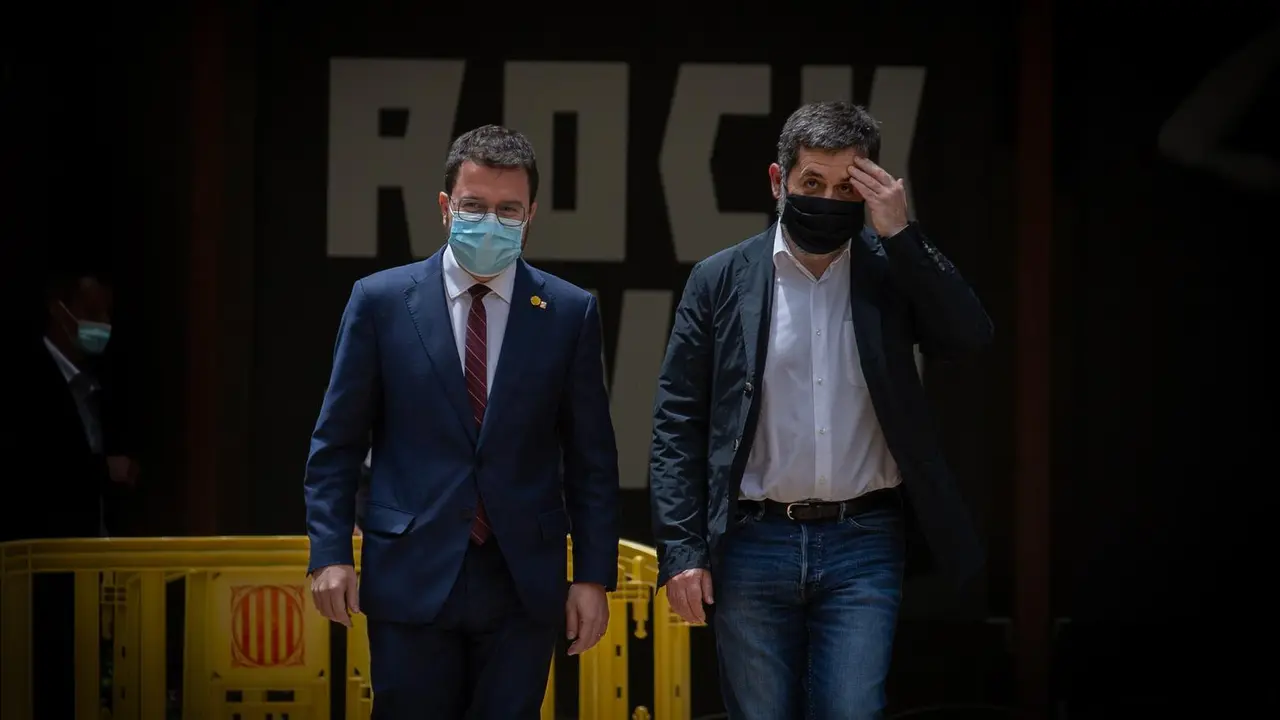 El president de la Generalitat en funciones, Pere Aragon&egrave;s (i) y el secretario general de Junts, Jordi S&agrave;nchez (d) a su llegada a los jardines del Palau Robert. 
