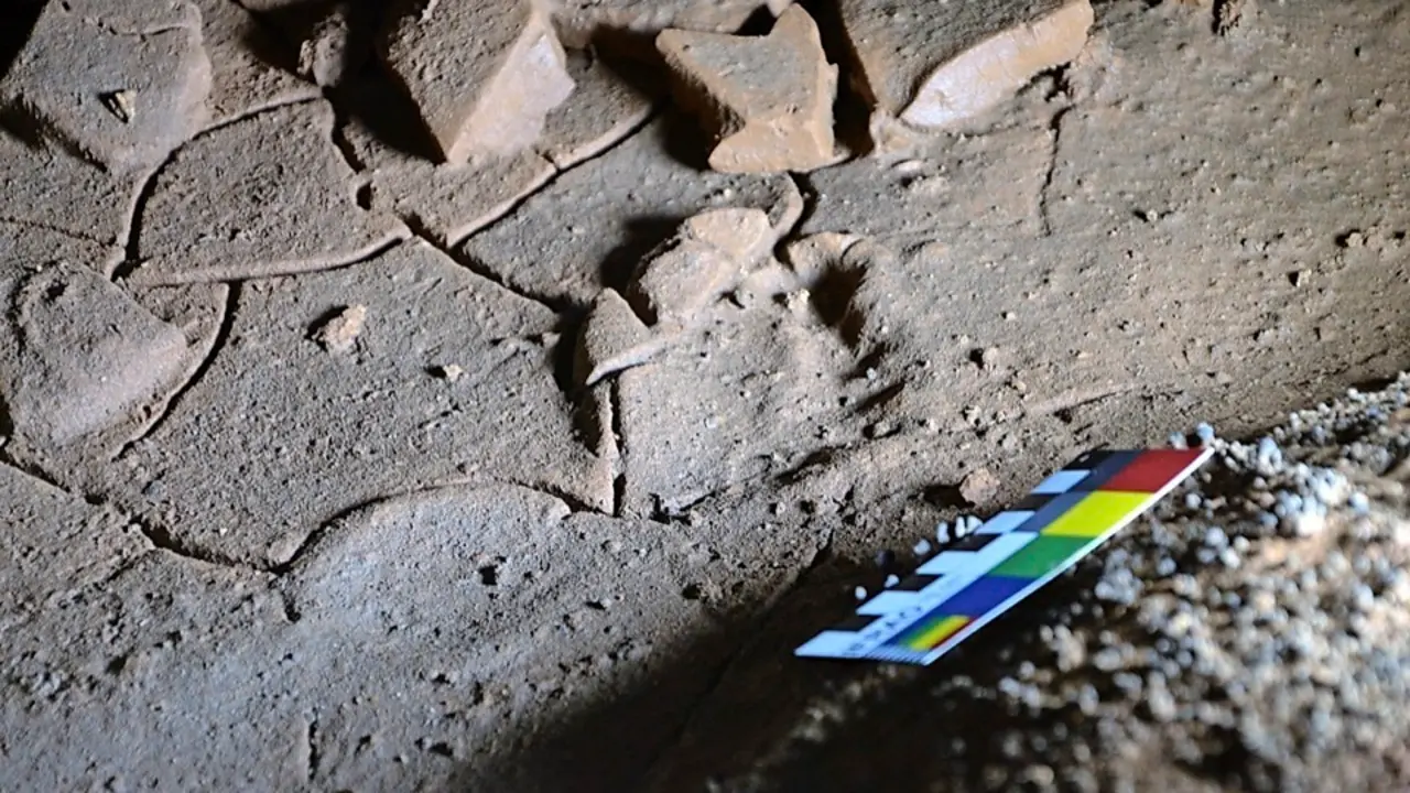 Vista de una de las huellas en la cueva de La Garma. / ALERTA