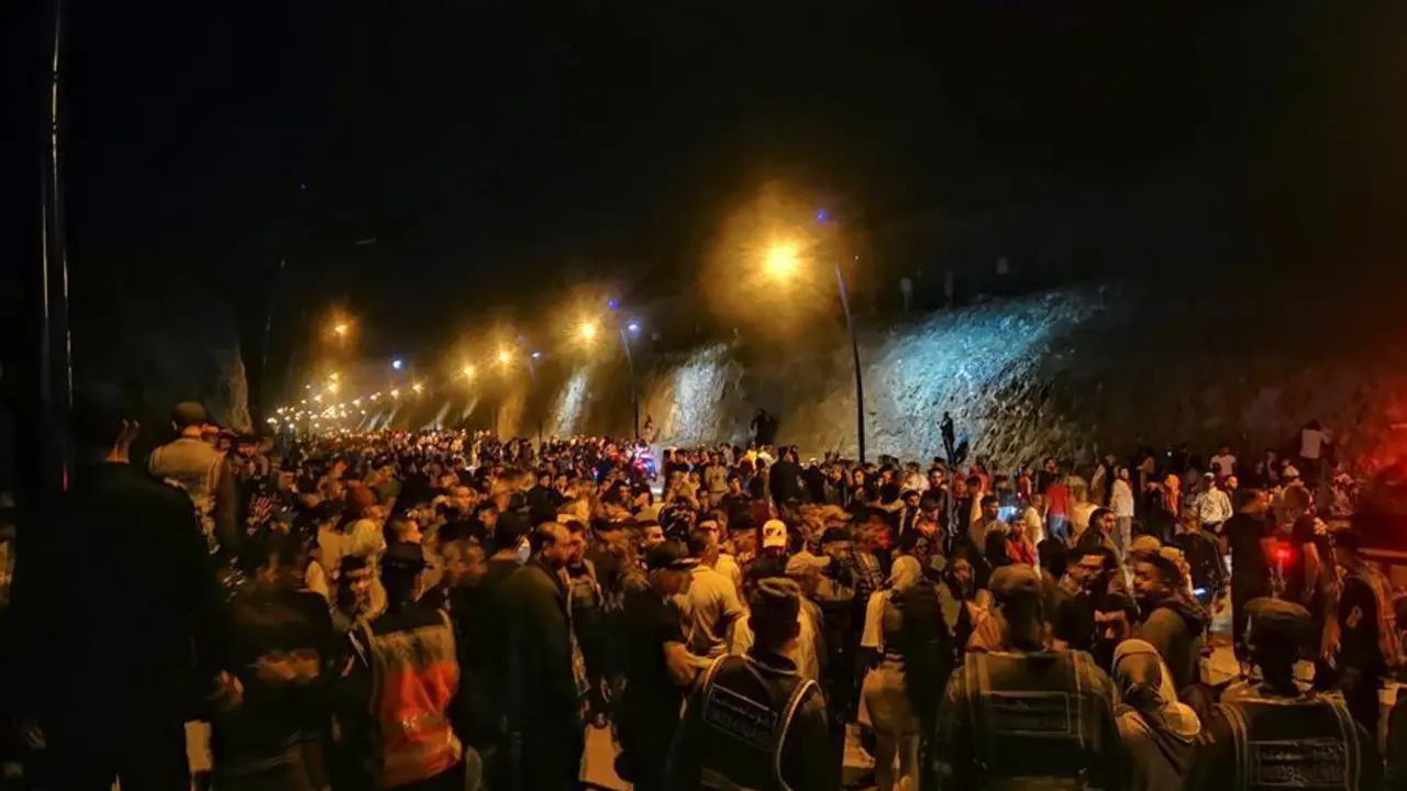 J&oacute;venes marroqu&iacute;es esperan el momento de cruzar la frontera, por tierra o agua, este lunes en la localidad de Castillejos. en Marruecos. La Delegaci&oacute;n del Gobierno en Ceuta ha informado esta noche que el n&uacute;mero de inmigrantes marroqu&iacute;es que ha conseguido entrar ilegalmente en la ciudad a lo largo de la jornada asciende ya a 5.000 personas . EFE/Mohamed Siali