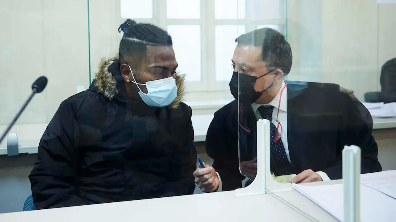 El autor confeso del crimen machista registrado en Laredo a principios de 2019, T.S.M.R (i), durante una sesi&oacute;n en la Audiencia Provincial de Cantabria, a 13 de abril de 2021, en Laredo, Santander, Cantabria, (Espa&ntilde;a). El acusado ser&aacute; juzgado esta semana por el crimen machista registrado en Laredo a principios de 2019, para el que la Fiscal&iacute;a pide 28 a&ntilde;os de prisi&oacute;n. Este caso fue el primer crimen por violencia machista de Espa&ntilde;a de 2019. Los hechos ocurrieron sobre las cuatro de la madrugada del 3 de enero de 2019 en el piso de la joven, ubicado en la Plaza Rosario Ochandiano de Laredo. El acusado, de 29 a&ntilde;os y natural de Ecuador, asest&oacute; a la joven una veintena de pu&ntilde;aladas con dos cuchillos.
13 ABRIL 2021;JUICIO;ASESINATO MACHISTA;LAREDO;SANTANDER;MACHISMO;VIOLENCIA DE G&Eacute;NERO
Juan Manuel Serrano Arce / Europa Press
  (Foto de ARCHIVO)
13/4/2021