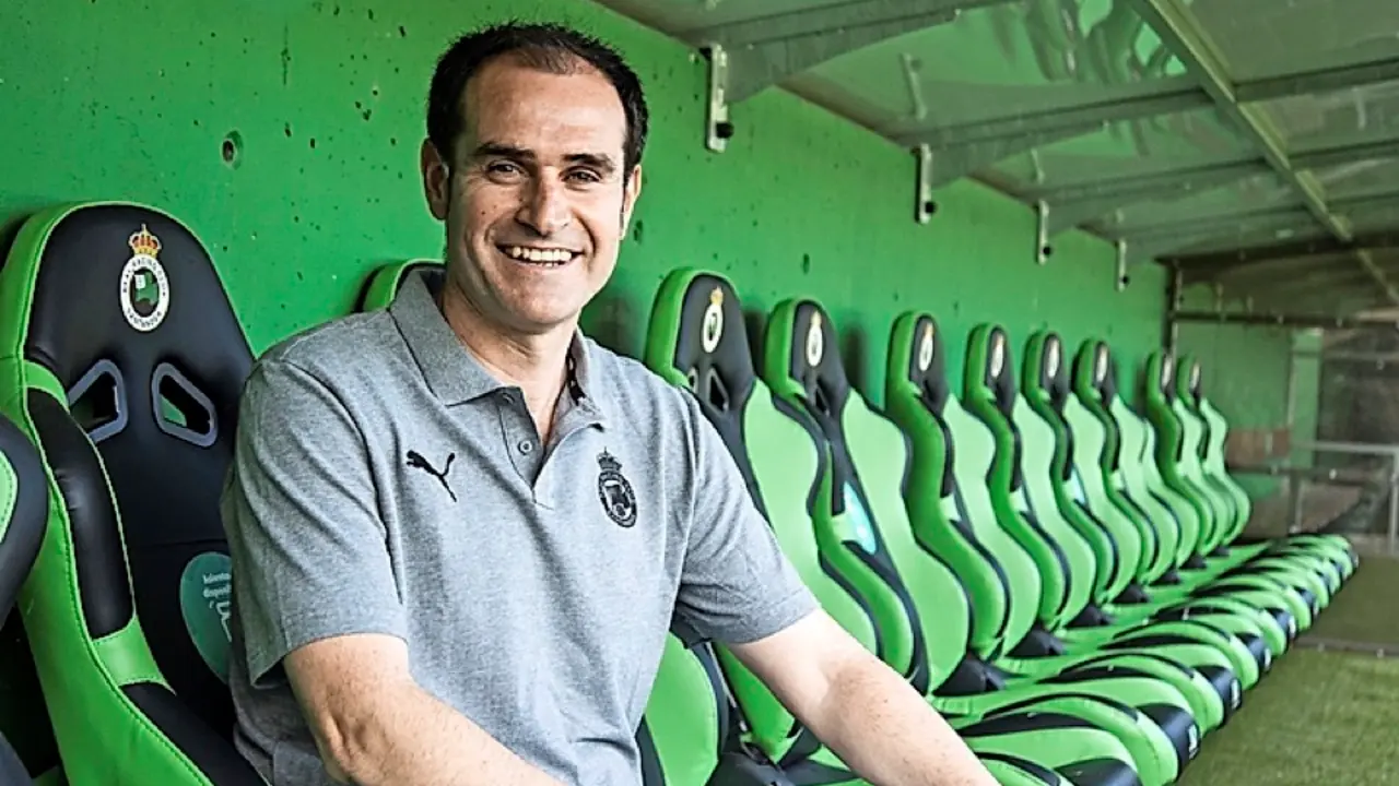 Ezequiel Loza, en el banquillo de Los Campos de Sport. / rrc
