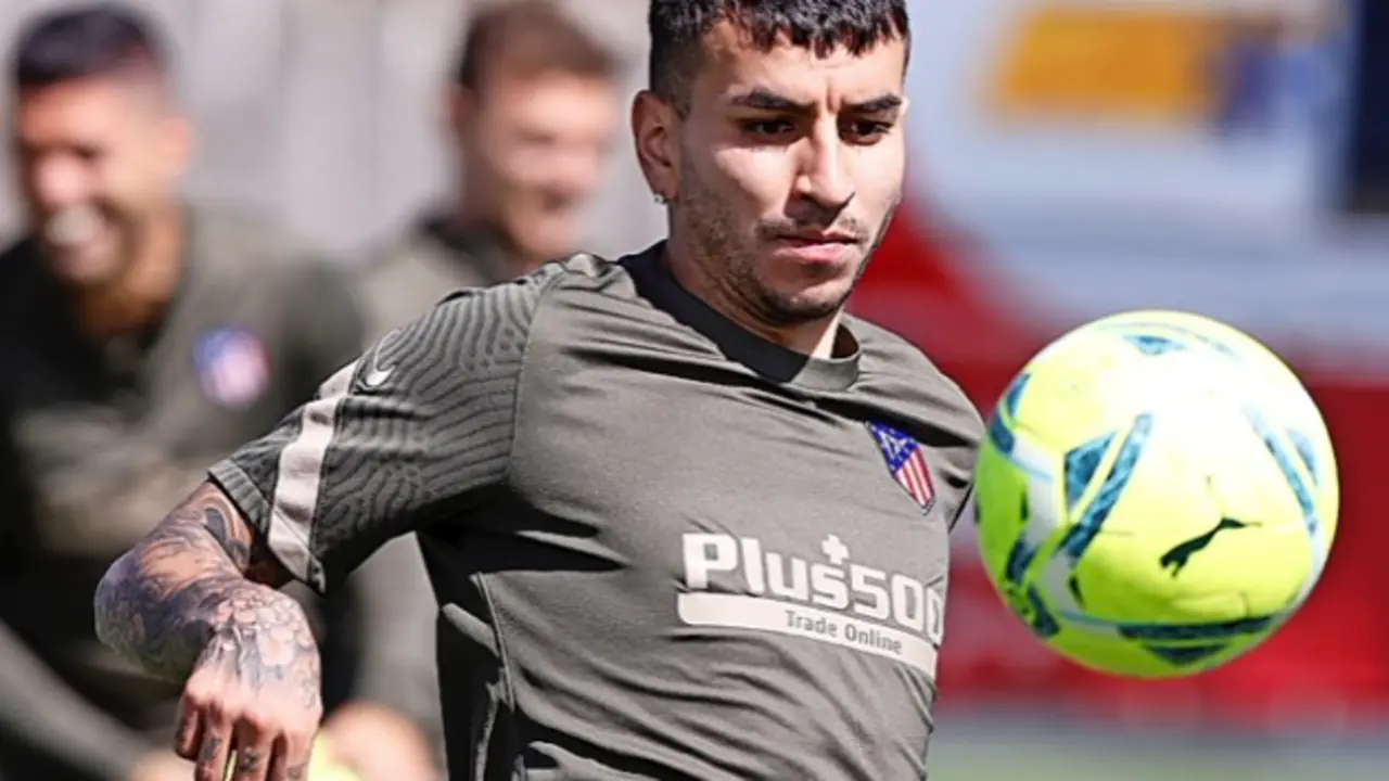Correa, del Atl&eacute;tico de Madrid, durante el entrenamiento de ayer. / EFE