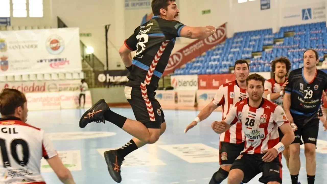 Nico Zungri, en pleno salto en busca de una situaci&oacute;n de lanzamiento. / Trapero